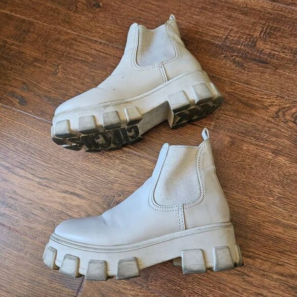 Circus by Sam Edelman Darielle Chelsea Boots with Lug Sole - Picture 6 of 9